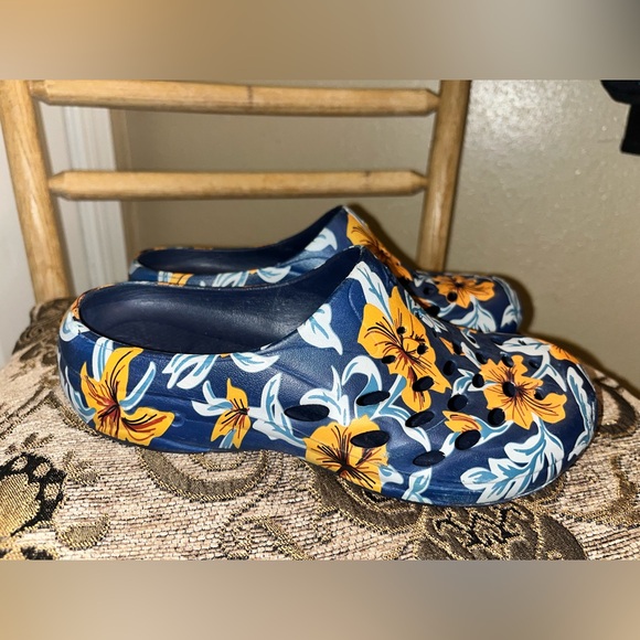 Easy Spirit Clogs - Picture 2 of 3